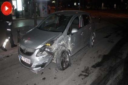 Kırmızı ışık ihlali yapan alkollü sürücü polis aracına çarptı: 3 yaralı