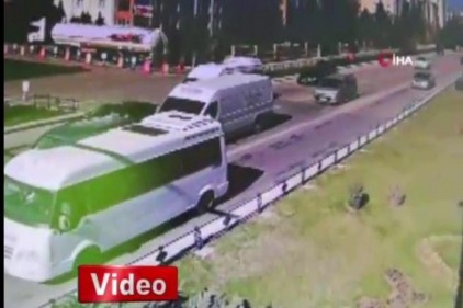 Kırmızı ışıkta bekleyen araçların arasına daldı! 15 yaralı