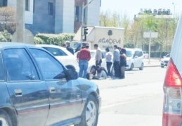 Kırmızı ışıkta geçen otomobilin scooter'lı gençlere çarptığı kaza kameralara yansıdı