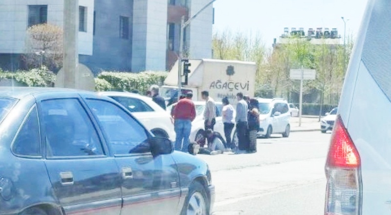 Kırmızı ışıkta geçen otomobilin scooter'lı gençlere çarptığı kaza kameralara yansıdı