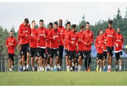 Kırmızı-siyahlı takımda 18 futbolcuyla yollar ayrıldI