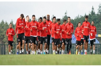 Kırmızı-siyahlı takımda 18 futbolcuyla yollar ayrıldI