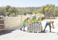 Kış aylarında bozulup ve tahrip olan yollara kilit taşı döşeniyor