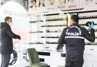 Kısıtlama saatinde 20 bin liralık gözlük çaldılar