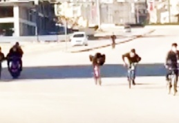 Kısıtlama sürecinde, çocukların bisikletle tehlikeli yolculuğu