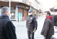 Kısıtlamaya rağmen sokağa çıkanlar emniyet müdürüne yakalandı