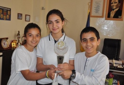 Kitap Dostları ödül töreninde dereceye giren öğrencilere ödüllerini verdi