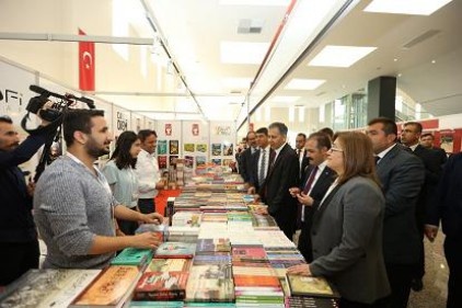 &#8220;Kitap dosttur, arkadaştır&#8221;