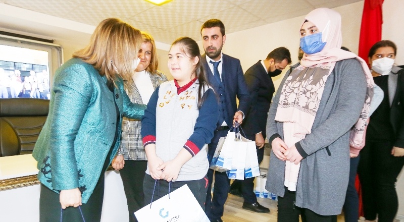 Kitap okuyan insan iyiyi kötüden, yanlışı doğrudan ayırt edebilir