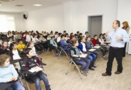 Kitaplarını çocuklarla paylaştı