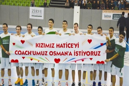 Kız arkadaşına oyuncuların açtığı pankartla evlilik teklifinde bulundu