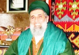 Kız çocuğunu dudağından dede şefkatiyle öpmüş!!!