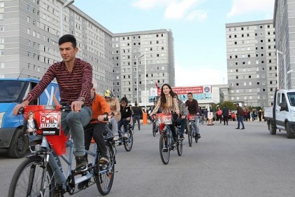 Kız öğrenciler, GAP Görme Engelliler Ortaokulu öğrencilerini bisiklete bindirdi
