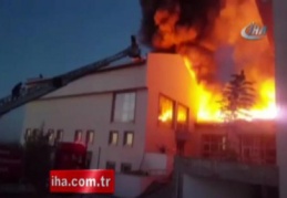 Kız yurdunun yemekhanesinin çatısında yangın çıktı