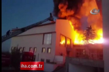 Kız yurdunun yemekhanesinin çatısında yangın çıktı