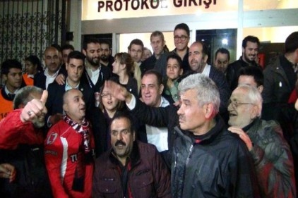 Kızıl, davul zurna ile karşılandı