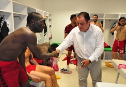 Kızıl oyuncuları kutladı