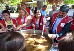 Kızılay, 3 bin kişiye aşure dağıttı