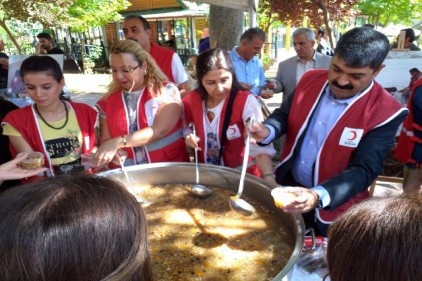 Kızılay, 3 bin kişiye aşure dağıttı