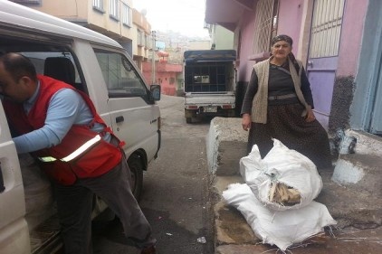 Kızılay da odun dağıtıyor