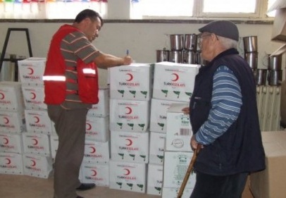 Kızılay gıda paketi dağıttı