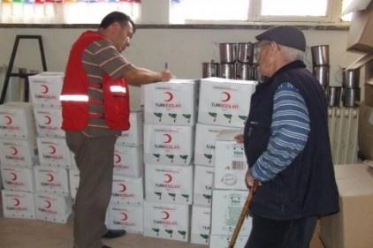 Kızılay gıda paketi dağıttı