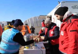 Kızılay gönüllüleri depremin etkisi geçene kadar bölgede faaliyetlerine devam edecek