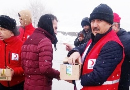 Kızılay, kumanya dağıttı