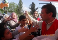 Kızılay lokum dağıttı