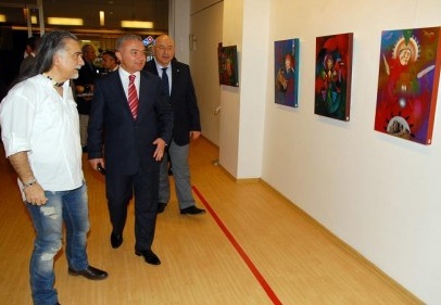 Kızılderililer’e sevgisini tuvale yansıtıyor