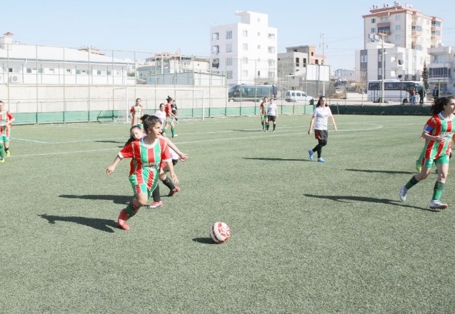Kızlar ve erkekler futbol yarı final maçları sona erdi