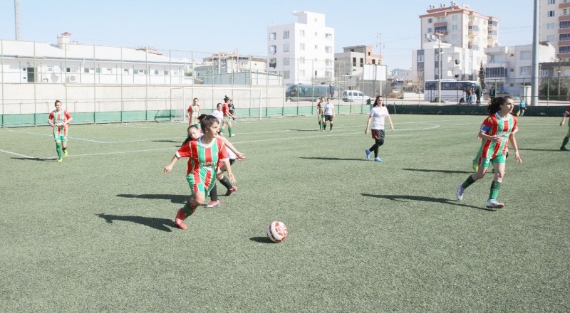 Kızlar ve erkekler futbol yarı final maçları sona erdi