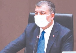 Koca: Maskelerin yüzümüzü terlettiği son yaz olacak