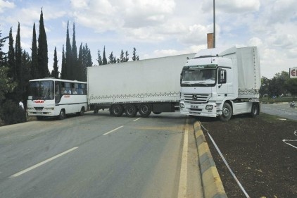 Koca TIR refüje çıktı