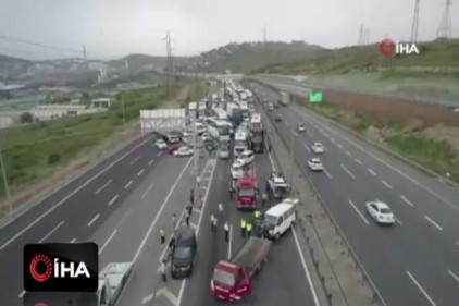 Kocaeli TEM&#039;de zincirleme kaza trafik durdu