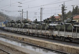 Kocaeli'den sevk edilen askeri araçları taşıyan tren, Gaziantep Garı'na ulaştı
