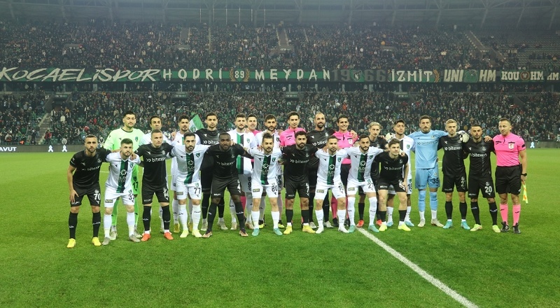 Kocaelispor-Sakaryaspor maçında depremzedeler için 1 milyon 876 bin 880 TL toplandı