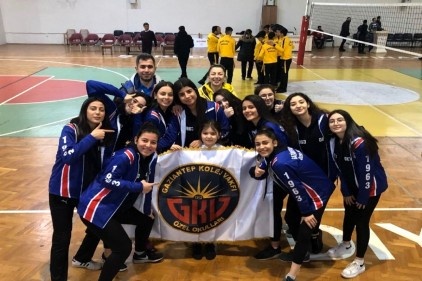 Kolej Vakfı Kız Voleybol Takımı Türkiye yarı finalinde 