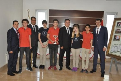 Kolej Vakfı Özel Liseleri münazarada İstanbul Robert Koleji&#8217;ni yenerek birinci oldu