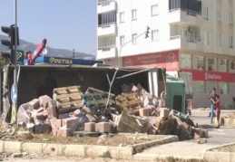 Koli yüklü kamyon yan yattı