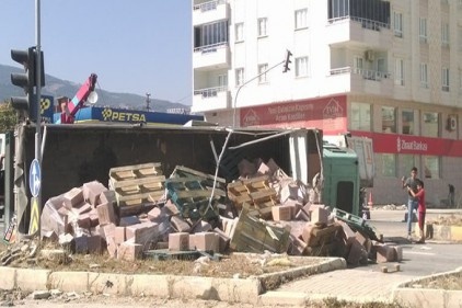 Koli yüklü kamyon yan yattı