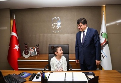 Koltuğunu 5. Sınıf öğrencisi Ceren Kördeve’ye bıraktı