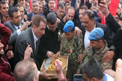 Komandolara baklava ikram edildi