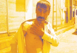 Komşu ailelerin kavgasında damda çay içen kişi yaralandı