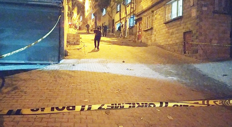 Komşu iki aile arasındaki silahlı kavgada 2'si ağır 5 kişi yaralandı