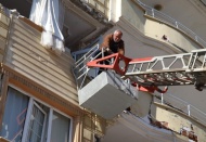 Komşusunun kiraladığı vinçle ağır hasarlı evine girdi, inemeyince itfaiye tarafından kurtarıldı