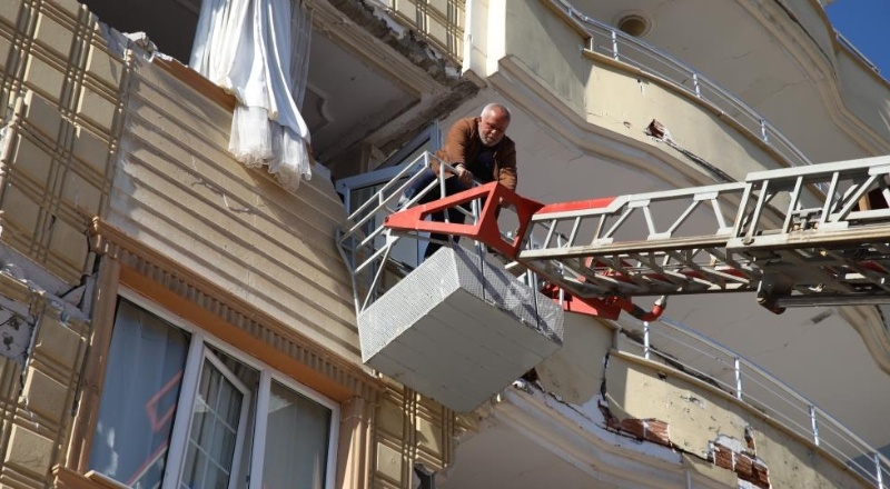Komşusunun kiraladığı vinçle ağır hasarlı evine girdi, inemeyince itfaiye tarafından kurtarıldı