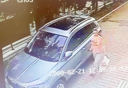 Komşusunun sıfır otomobilini çizerken kameraya yakalandı