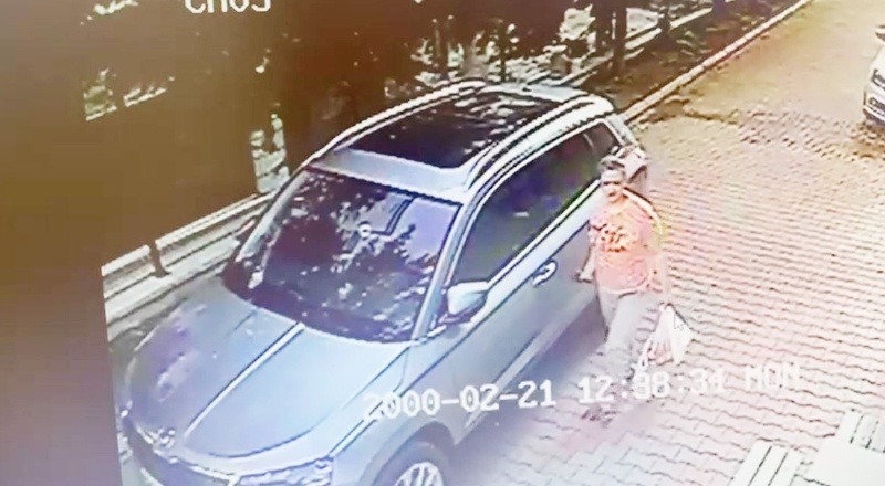 Komşusunun sıfır otomobilini çizerken kameraya yakalandı