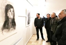 Kömürleşmiş ağaç dallarından farklı bir sergi...